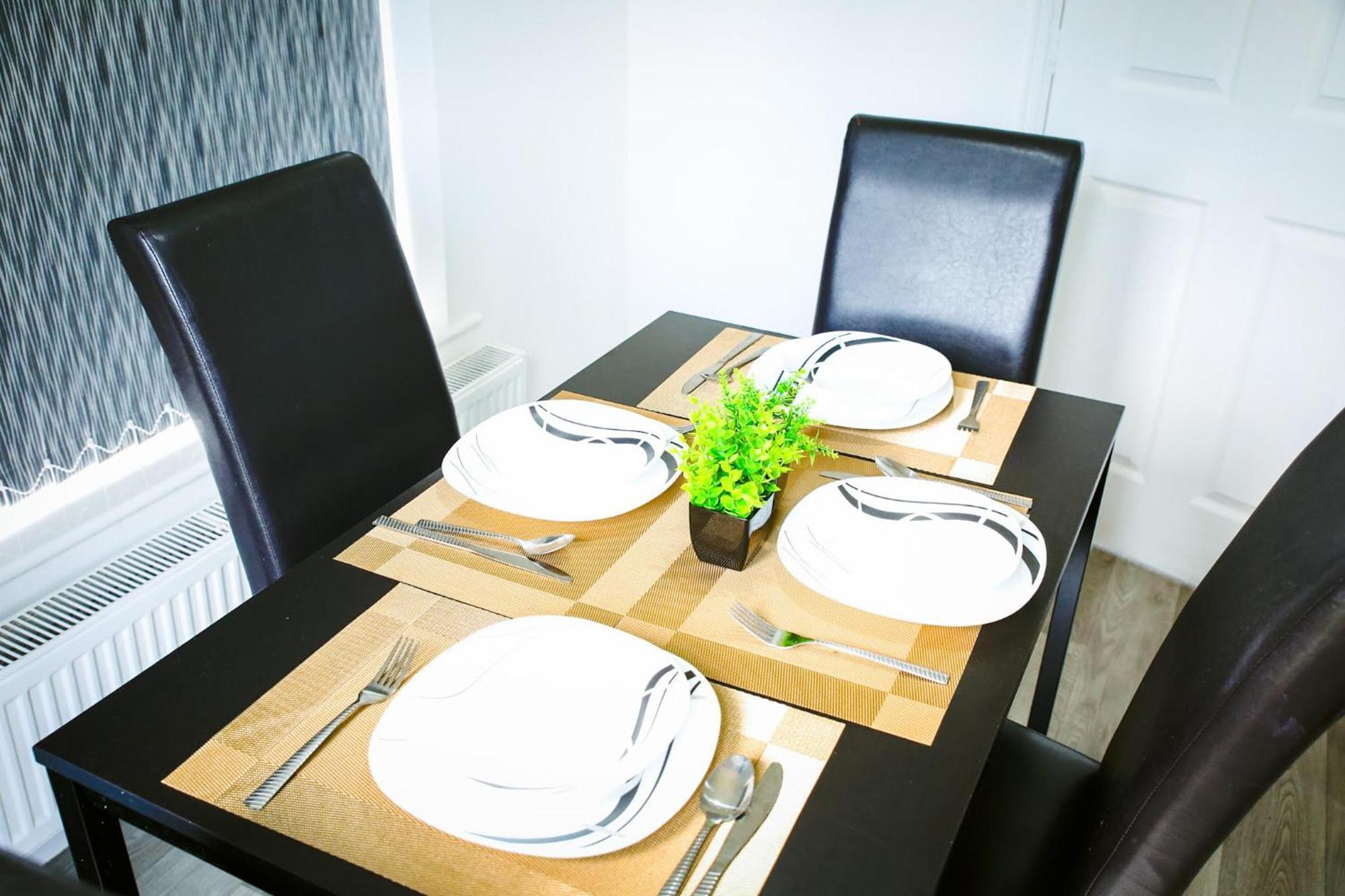 The Wynne House - 3 Bedroom Luxury House With 5 Beds & Free Parking Near City Centre, And A Walking Distance To The Etihad Stadium & Coop Live Arena - Manchester — Photos 2